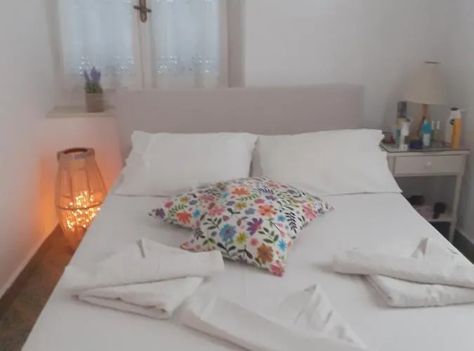 Konukevi Aerides Méthana